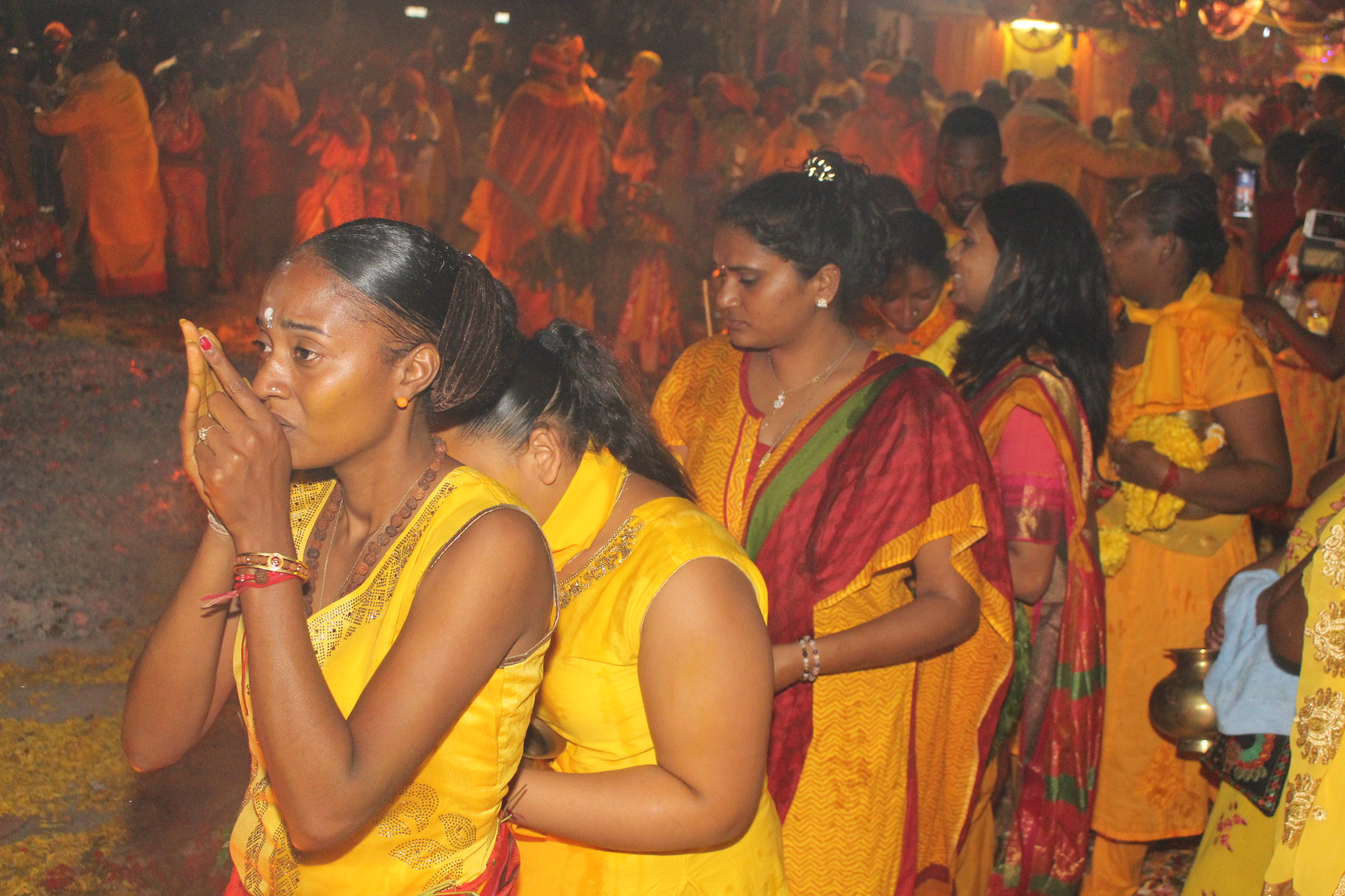 MARCHE SUR LE FEU AU TEMPLE PANDIALE PRIMAT À ST-DENIS
