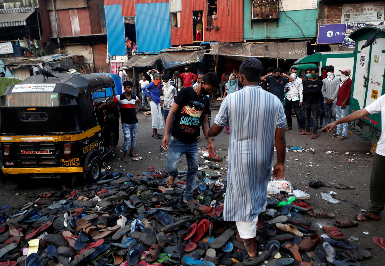 INDE : MANIFESTATION À BOMBAY : 'CE N'EST PAS LE VIRUS QUI VA NOUS TUER, C'EST LA FAIM !'