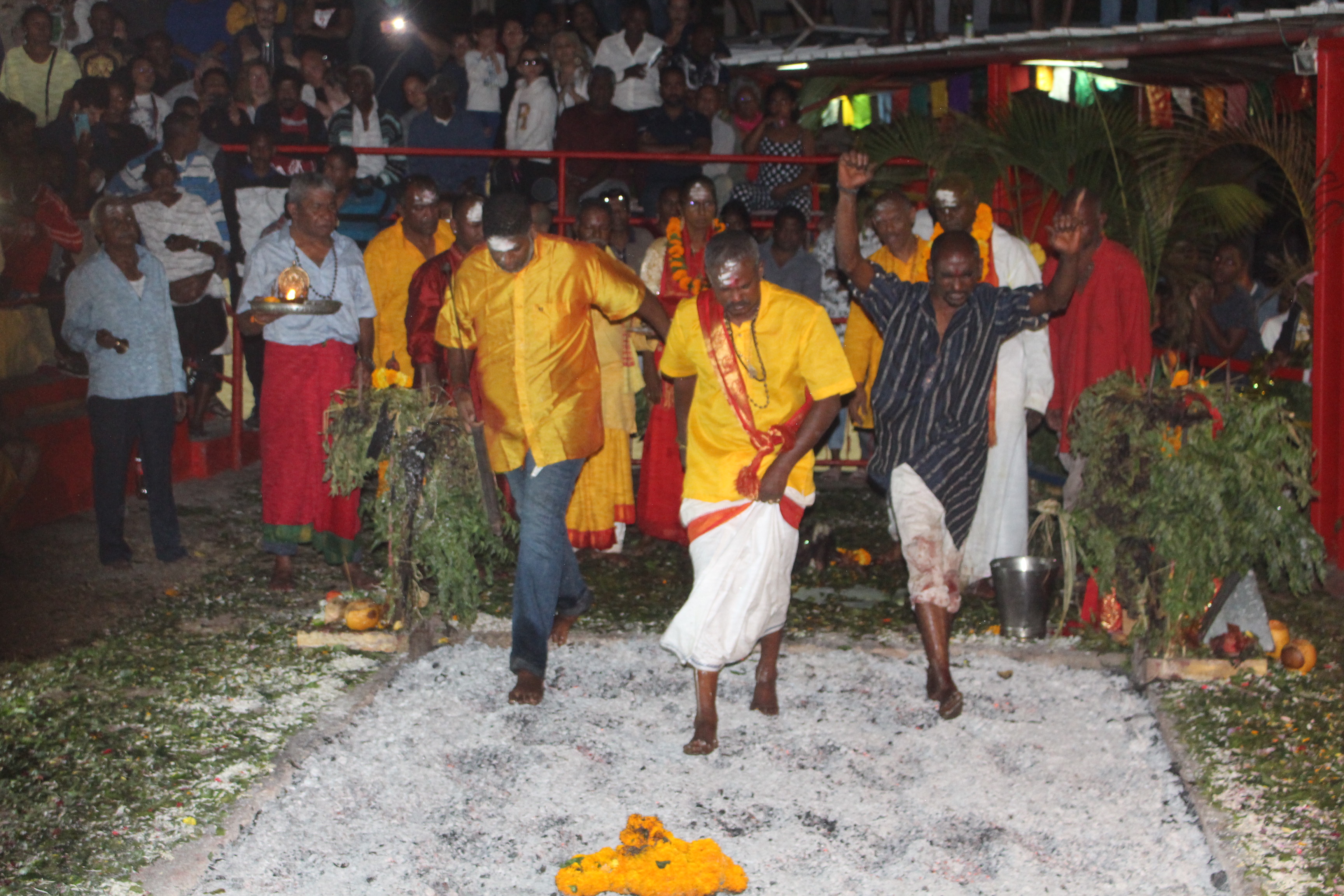 MARCHE SUR LE FEU AU TEMPLE VAÏTY 2020