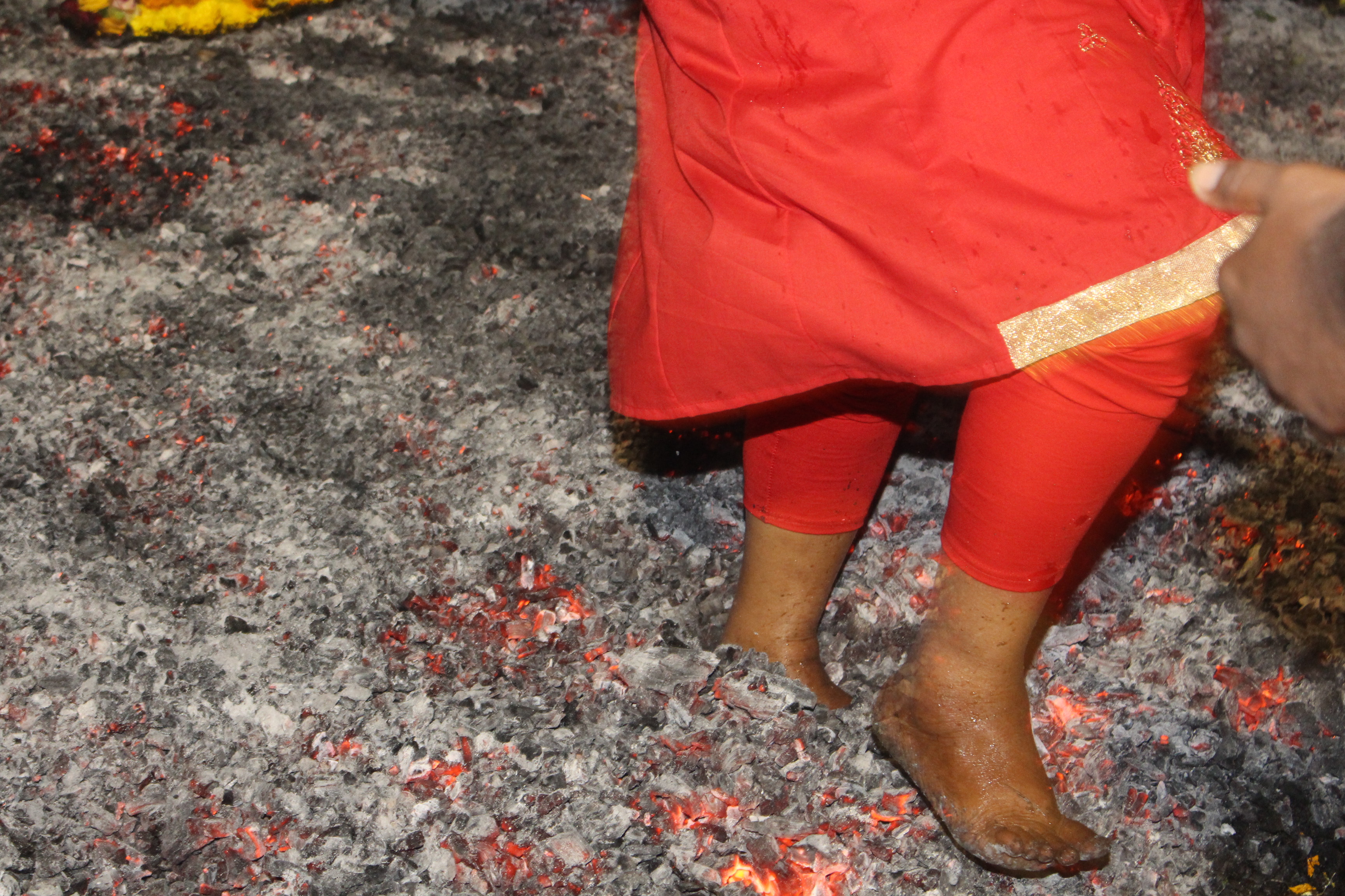 MARCHE SUR LE FEU AU TEMPLE KARLY PRIMAT 2021 À ST-DENIS