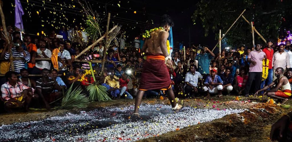 ZOOM SUR THEEMITHI (MARCHE SUR LE FEU) ZOOM SUR THEEMITHI (MARCHE SUR LE FEU)