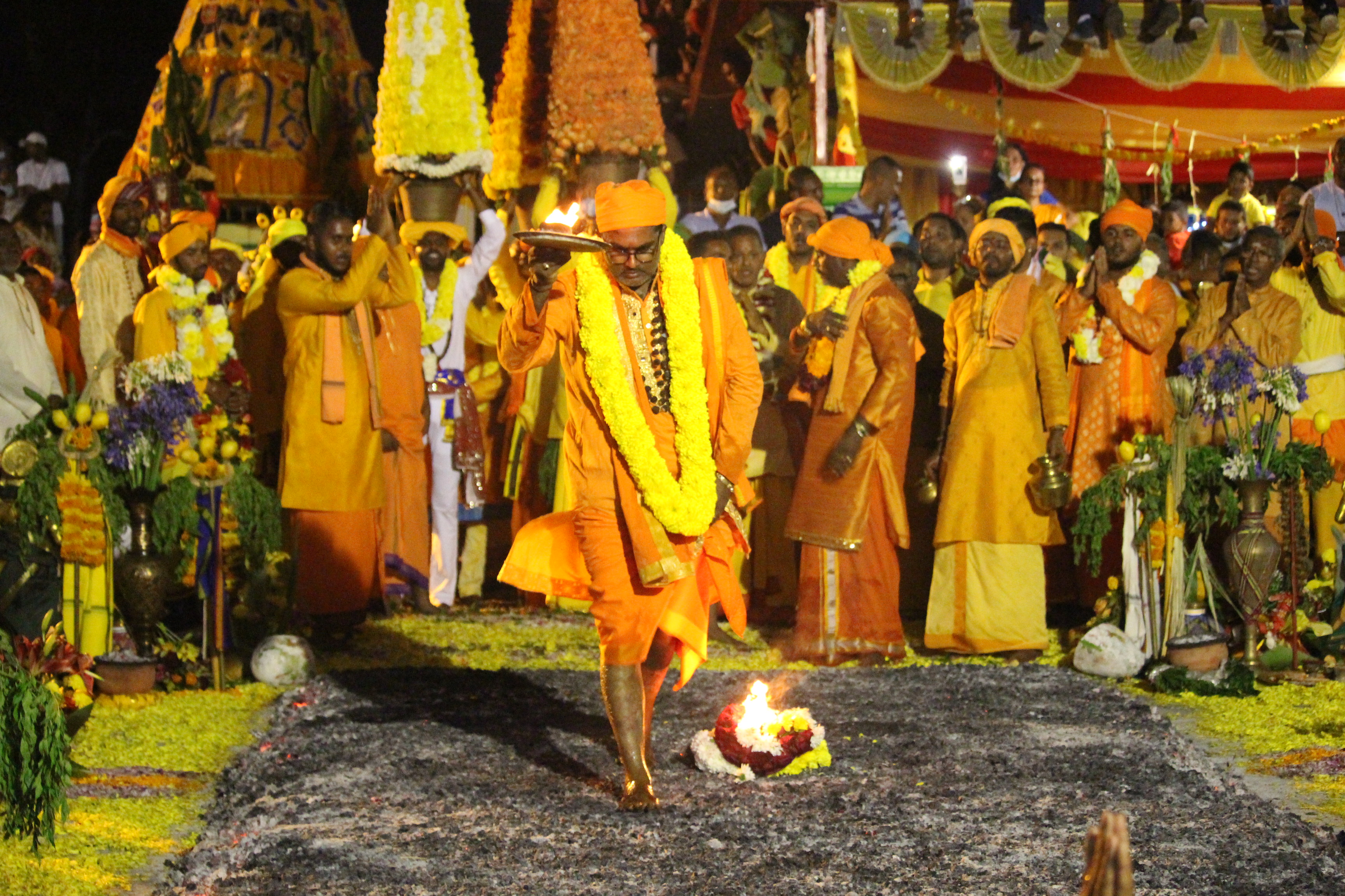 Une marche sur le feu malgré la pluie au temple de la famille Ramaye à  Bras-Panon - Réunion la 1ère