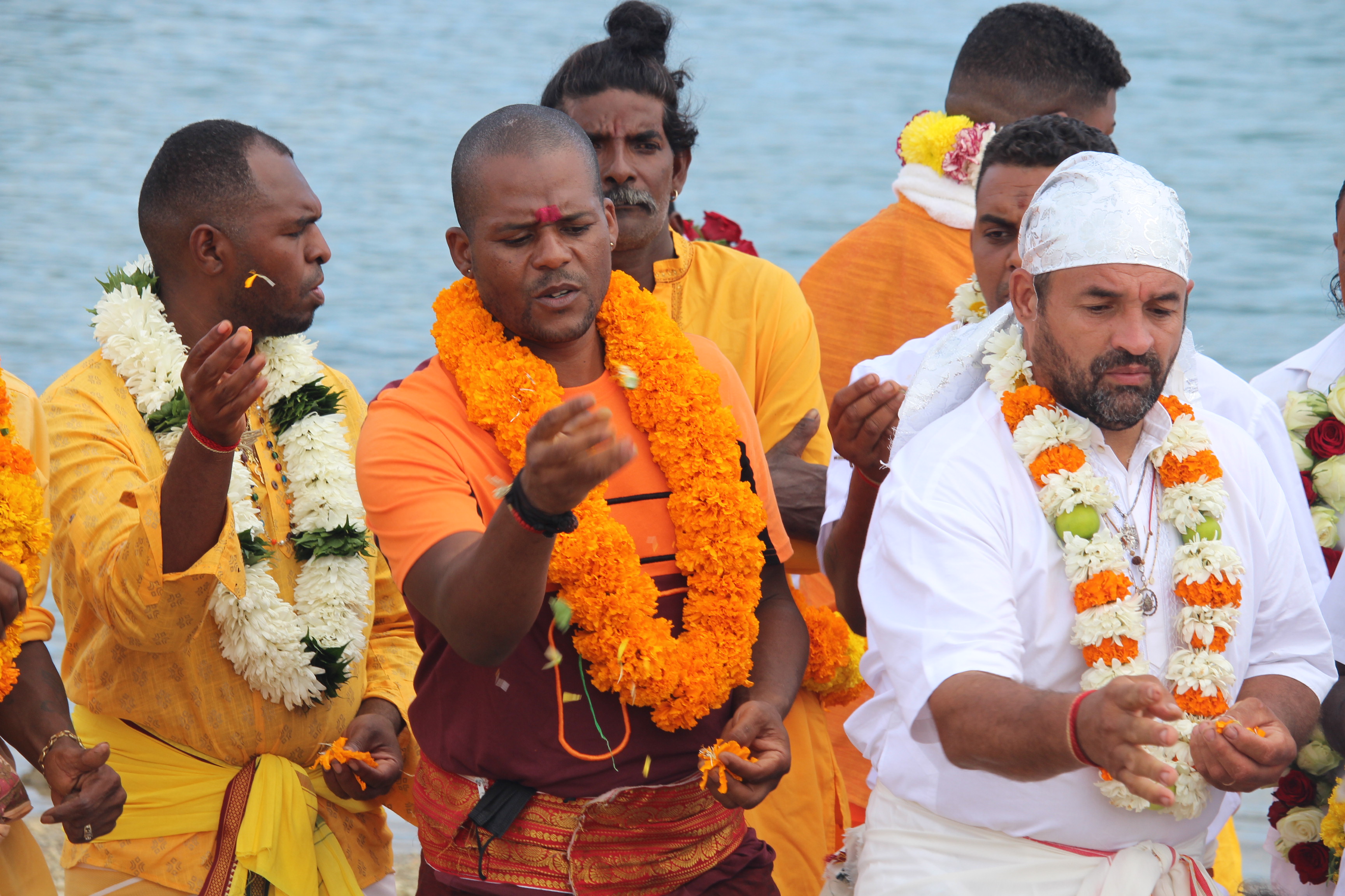MARCHE SUR LE FEU 2022 AU TEMPLE SHRI DEVI PANDIALÉ, CASERNES ST-PIERRE 