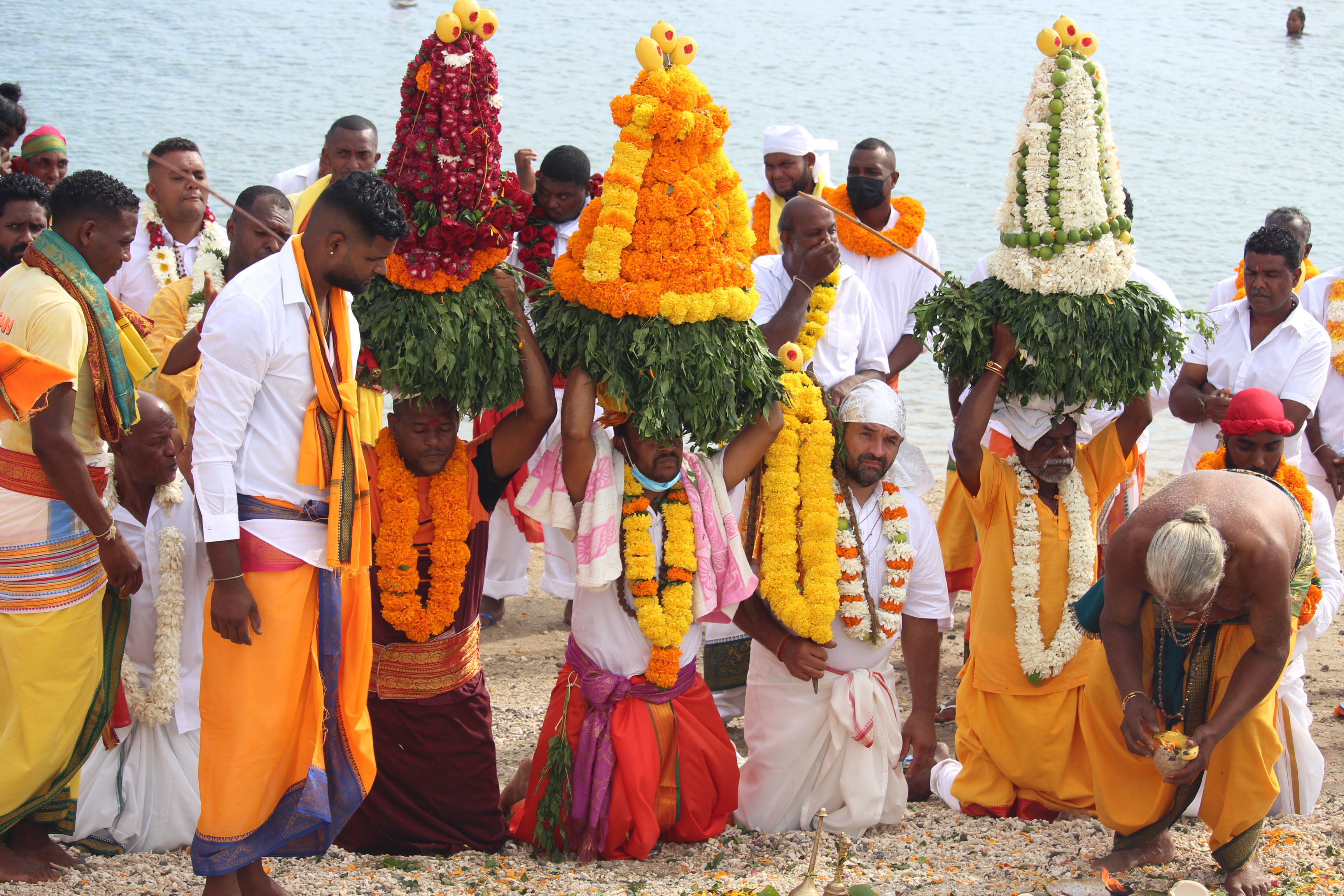 MARCHE SUR LE FEU 2022 AU TEMPLE SHRI DEVI PANDIALÉ, CASERNES ST-PIERRE 