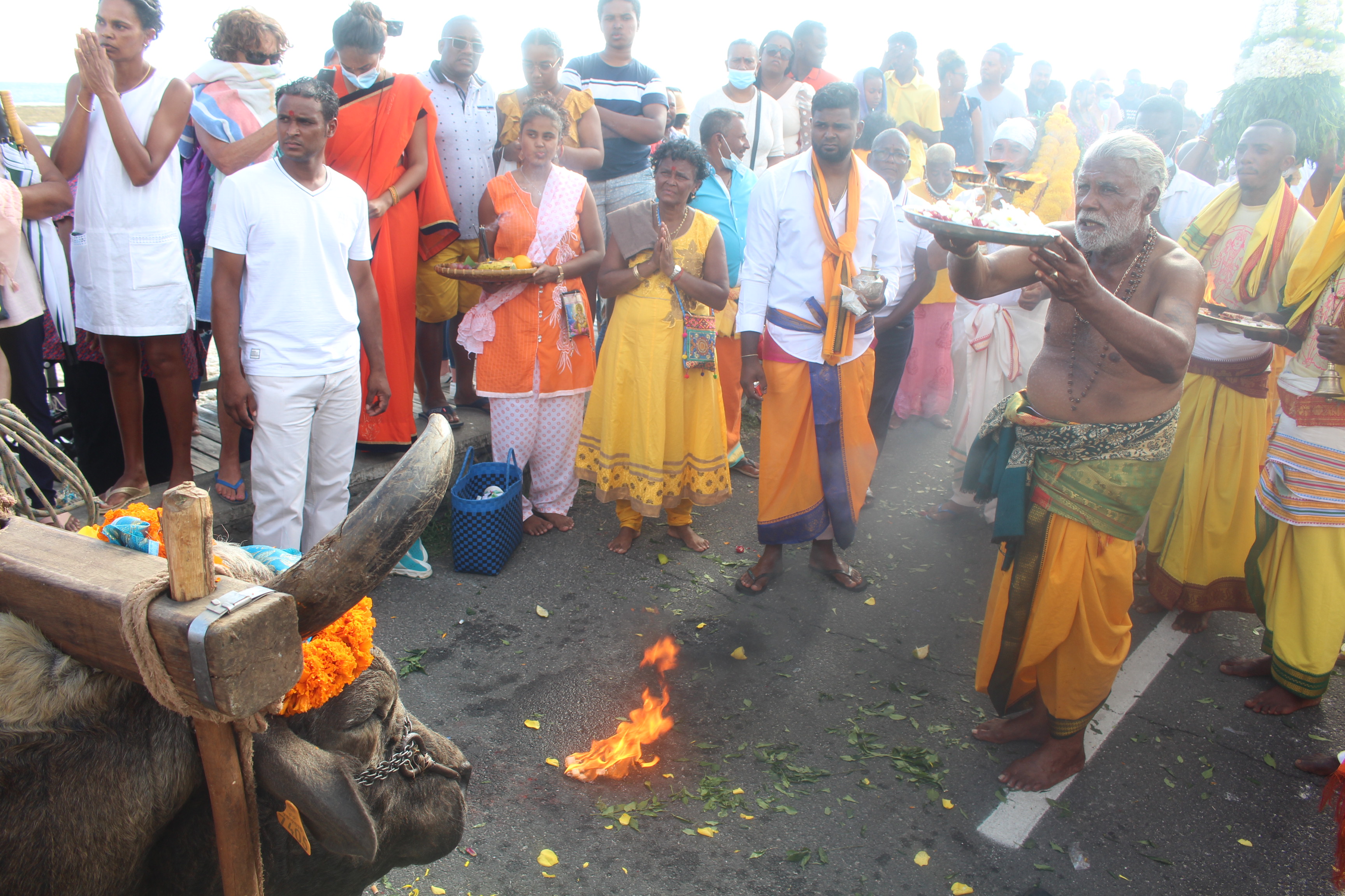 MARCHE SUR LE FEU 2022 AU TEMPLE SHRI DEVI PANDIALÉ, CASERNES ST-PIERRE 
