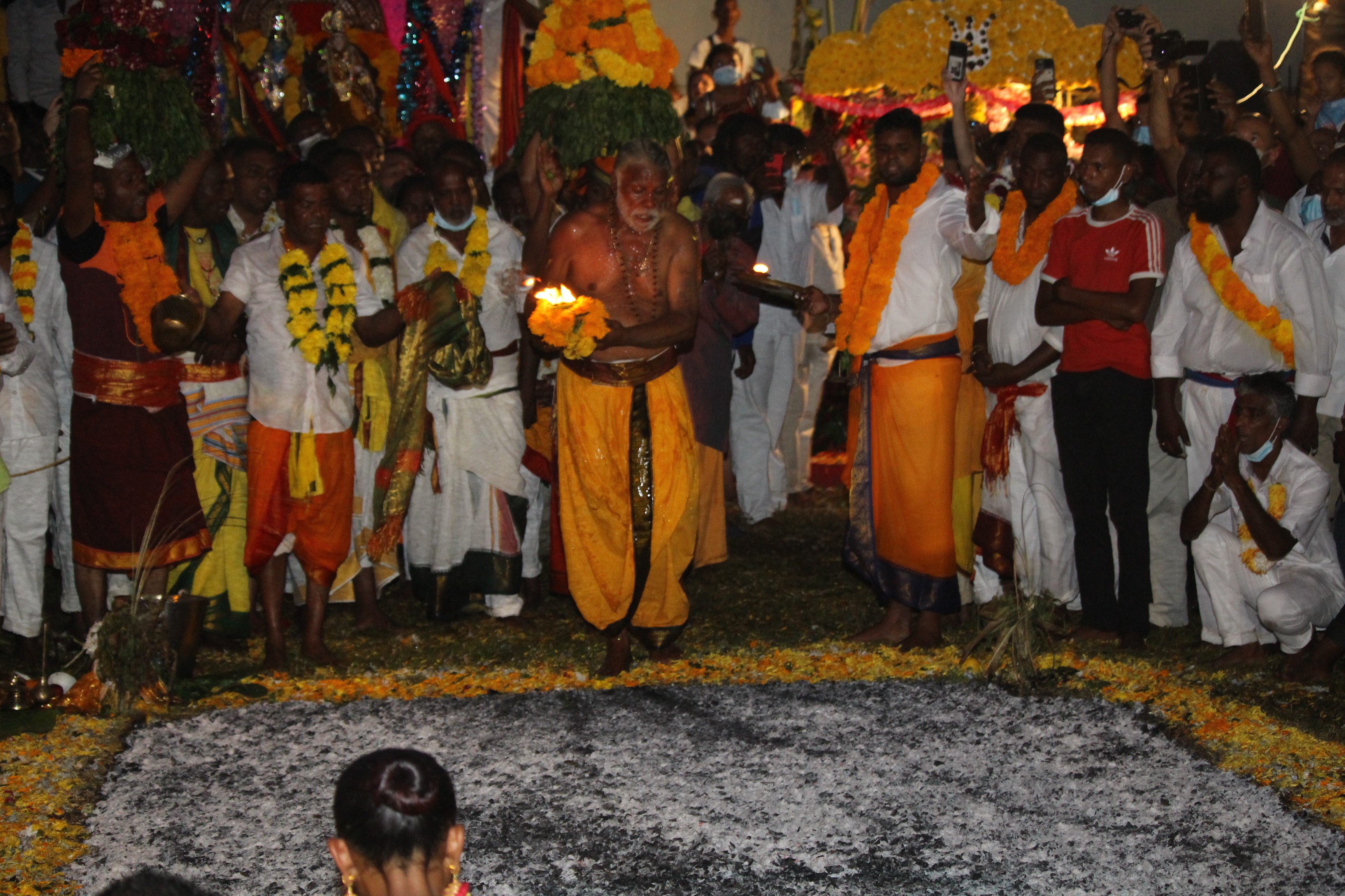 MARCHE SUR LE FEU 2022 AU TEMPLE SHRI DEVI PANDIALÉ, CASERNES ST-PIERRE 