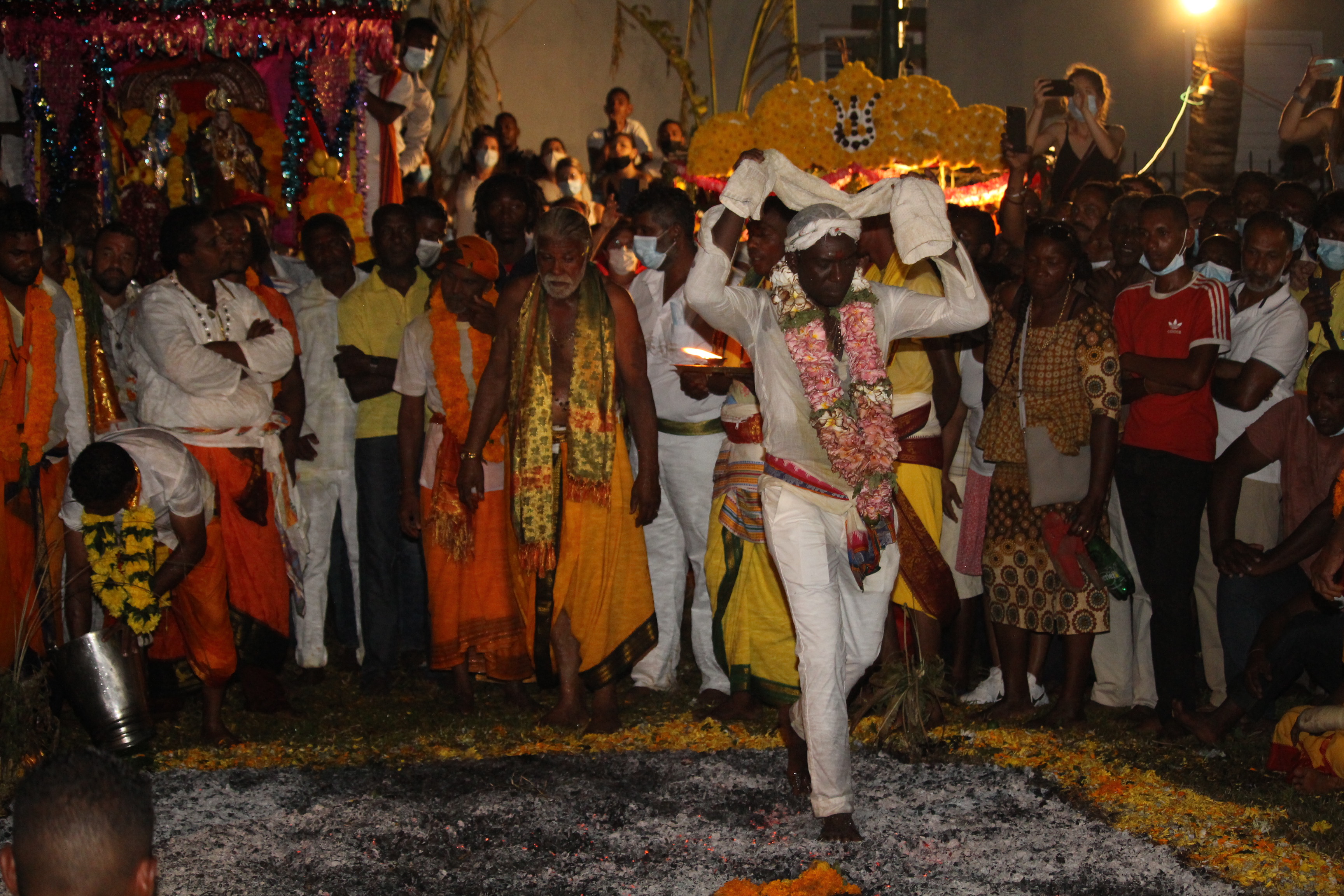 MARCHE SUR LE FEU 2022 AU TEMPLE SHRI DEVI PANDIALÉ, CASERNES ST-PIERRE 