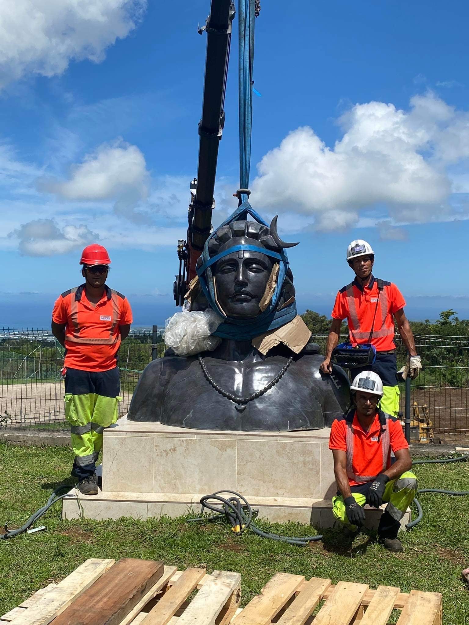 UNE STATUE DE SHIVA DE 2,5OO TONNES INSTALLÉ AU TAMPON