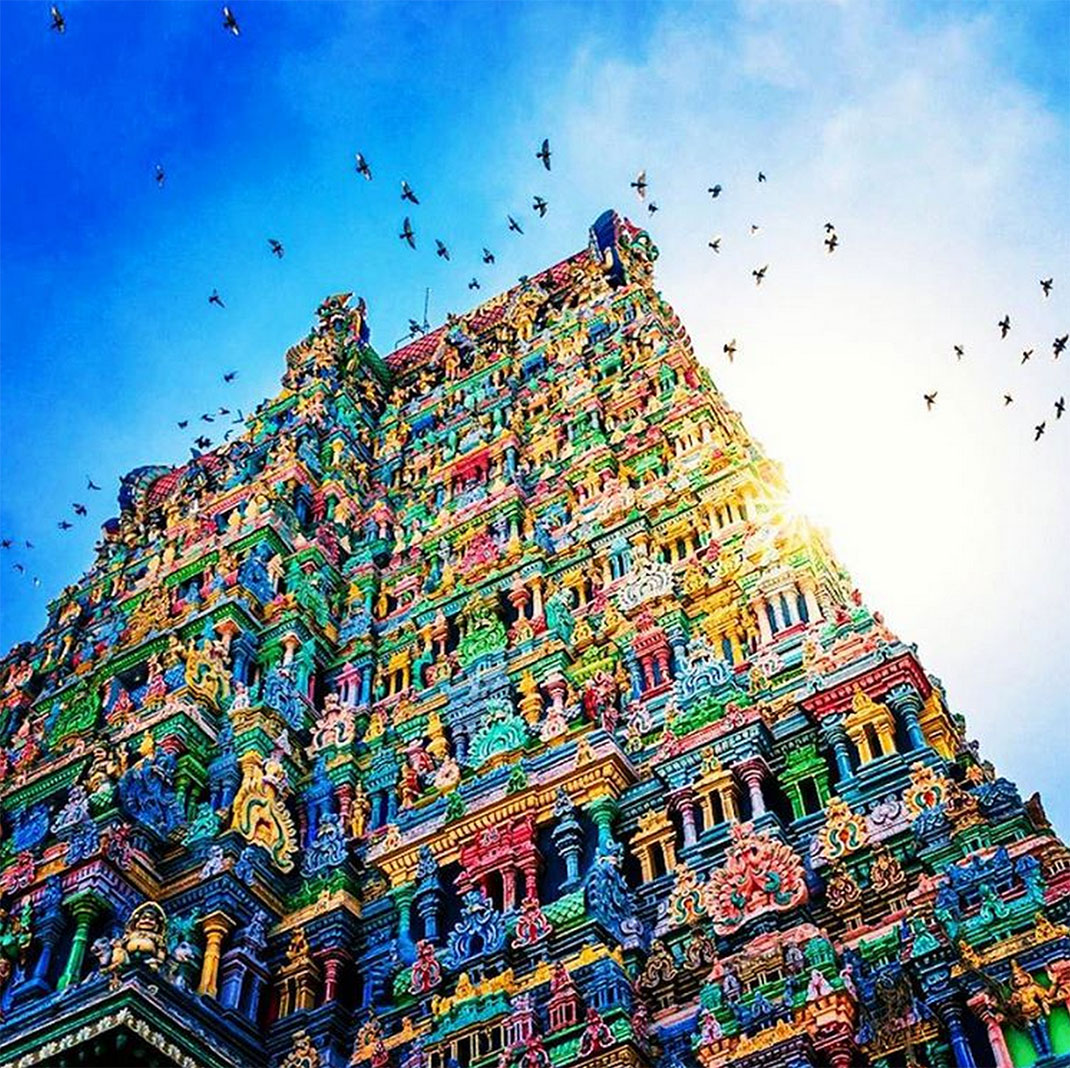 Admirez le temple indien de Mînâkshî dont les superbes couleurs n’ont d’égal que l’immensité de l’architecture