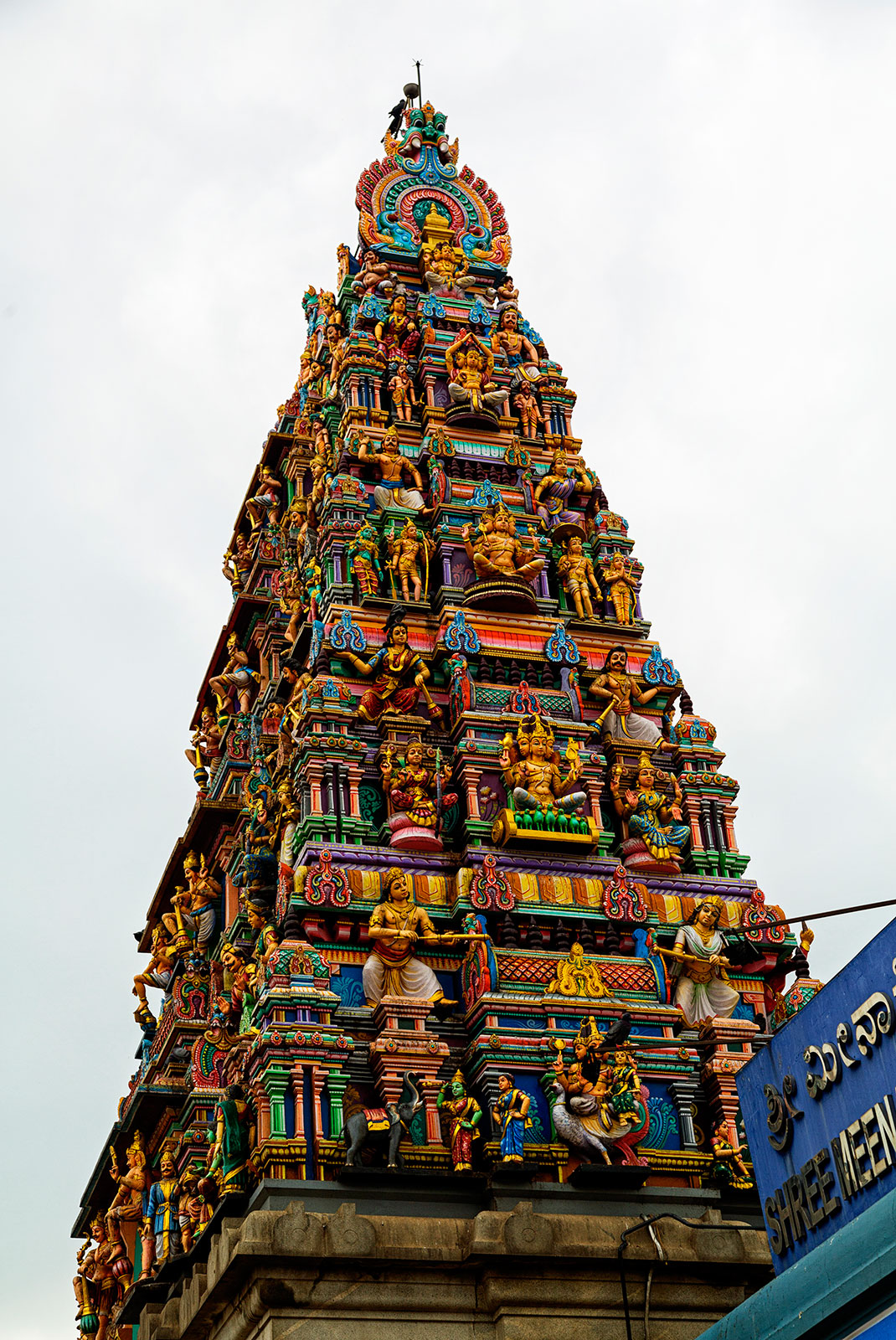 Admirez le temple indien de Mînâkshî dont les superbes couleurs n’ont d’égal que l’immensité de l’architecture