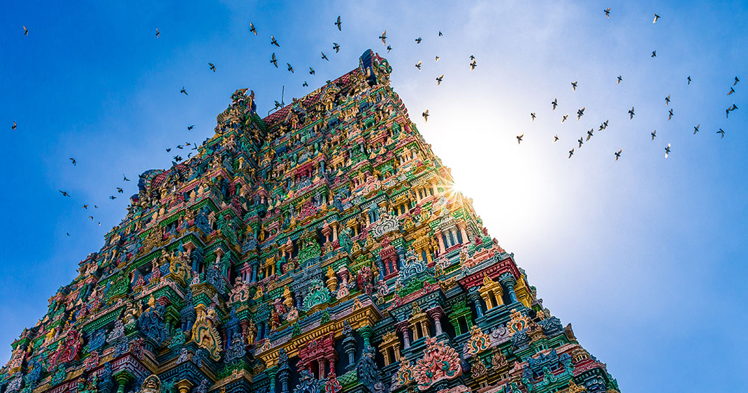 Admirez le temple indien de Mînâkshî dont les superbes couleurs n’ont d’égal que l’immensité de l’architecture