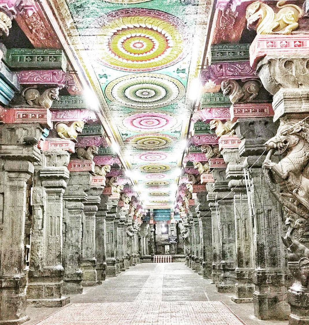 Admirez le temple indien de Mînâkshî dont les superbes couleurs n’ont d’égal que l’immensité de l’architecture