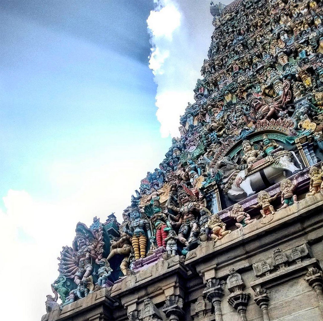 Admirez le temple indien de Mînâkshî dont les superbes couleurs n’ont d’égal que l’immensité de l’architecture