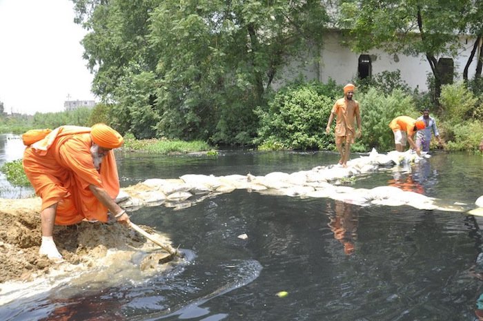 En Inde, une rivière polluée est sauvée des eaux par Eco Baba !