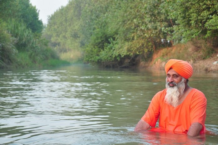 En Inde, une rivière polluée est sauvée des eaux par Eco Baba !