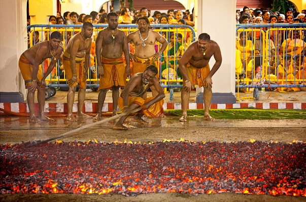 LE TEMPLE SRI MARIAMMAN DE SINGAPOUR : ENTRE ÉMOTION ET FERVEUR