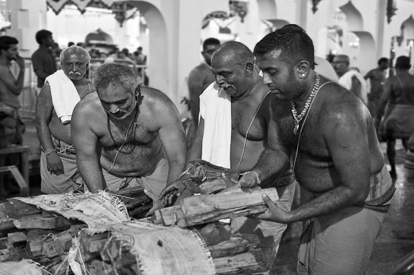 LE TEMPLE SRI MARIAMMAN DE SINGAPOUR : ENTRE ÉMOTION ET FERVEUR