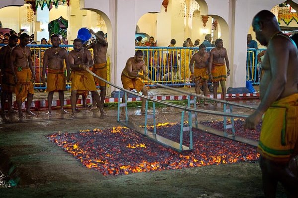 LE TEMPLE SRI MARIAMMAN DE SINGAPOUR : ENTRE ÉMOTION ET FERVEUR