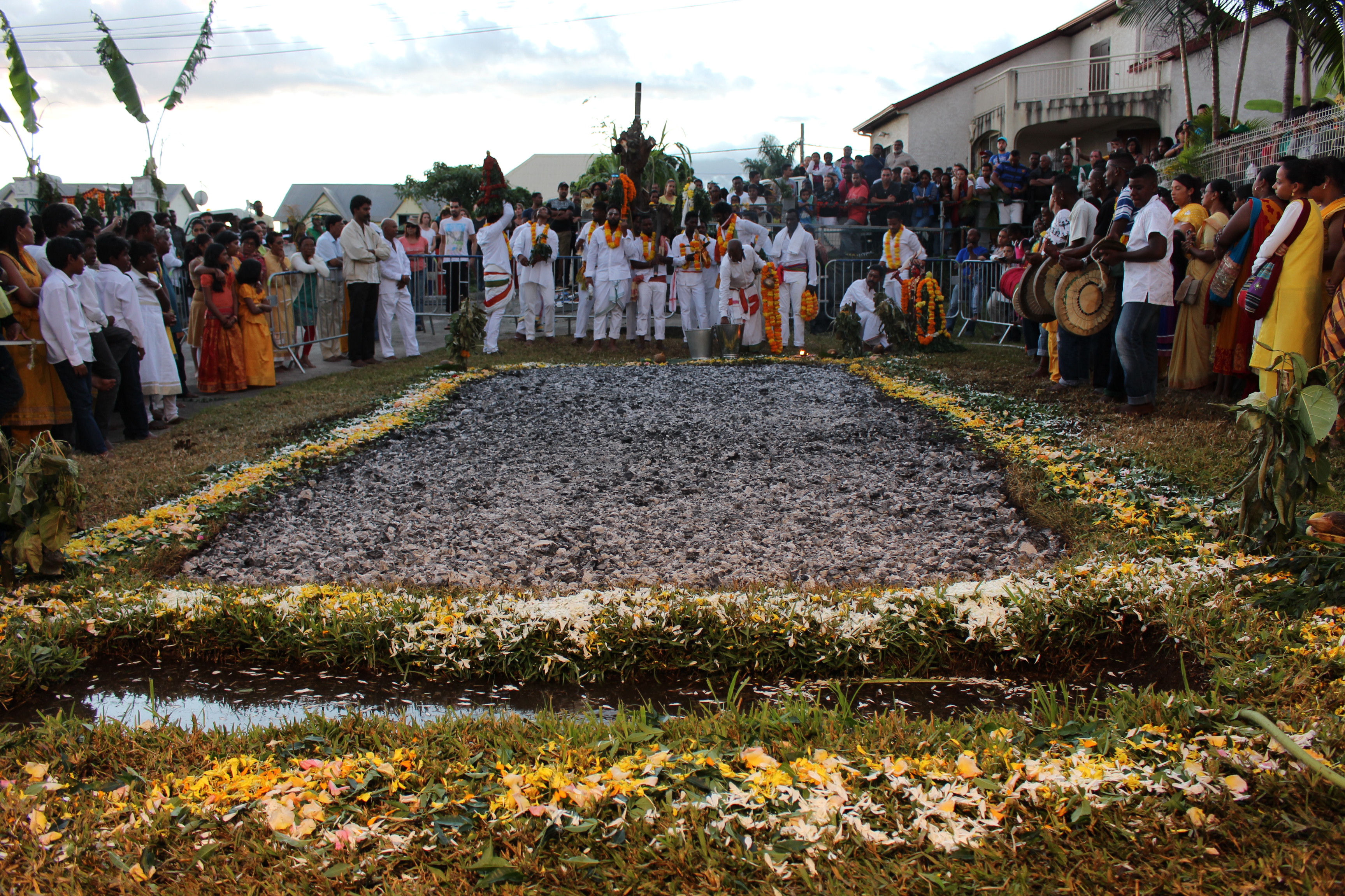 MARCHE SUR LE FEU 2016 AU TEMPLE OM SHAKTI À TROIS-MARES, LE TAMPON MARCHE SUR LE FEU 2016 AU TEMPLE OM SHAKTI À TROIS-MARES, LE TAMPON