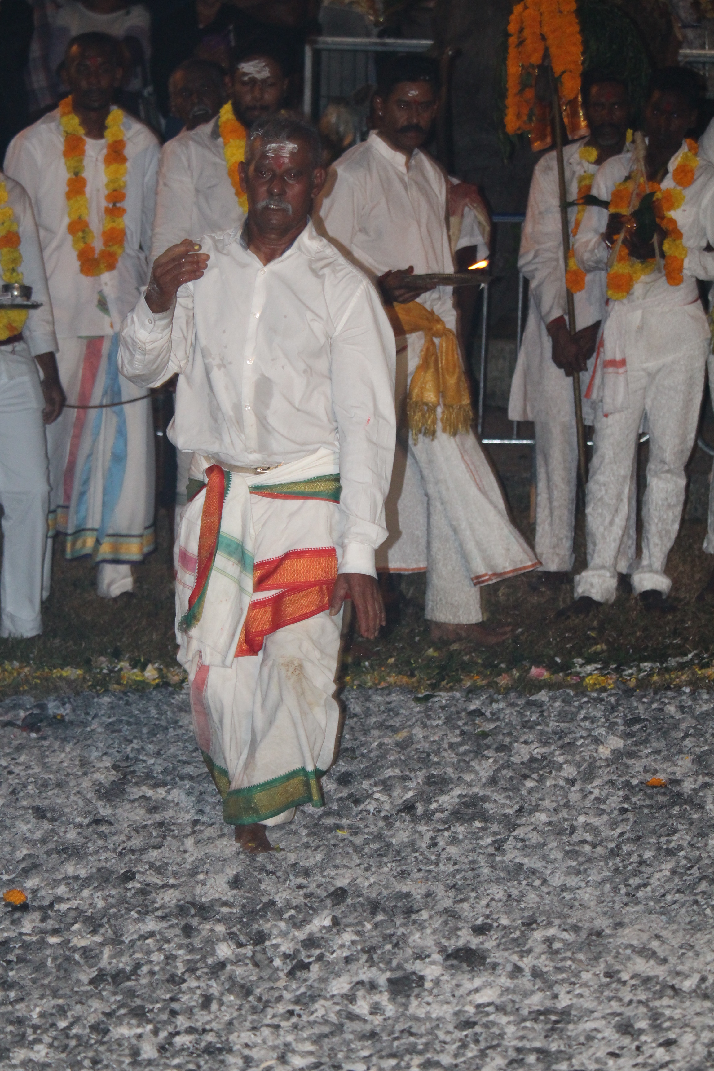 MARCHE SUR LE FEU 2016 AU TEMPLE OM SHAKTI À TROIS-MARES, LE TAMPON MARCHE SUR LE FEU 2016 AU TEMPLE OM SHAKTI À TROIS-MARES, LE TAMPON