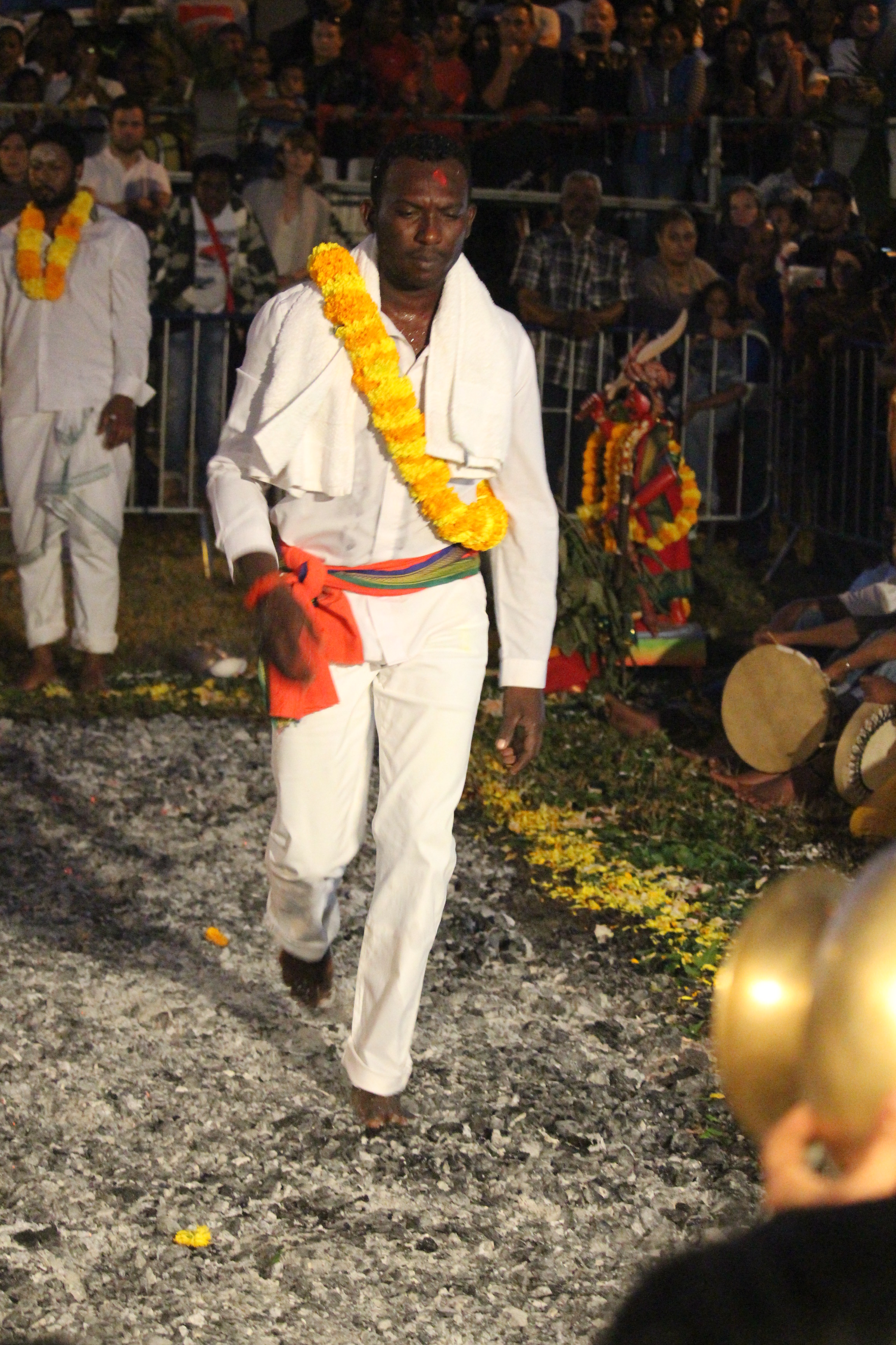 MARCHE SUR LE FEU 2016 AU TEMPLE OM SHAKTI À TROIS-MARES, LE TAMPON MARCHE SUR LE FEU 2016 AU TEMPLE OM SHAKTI À TROIS-MARES, LE TAMPON