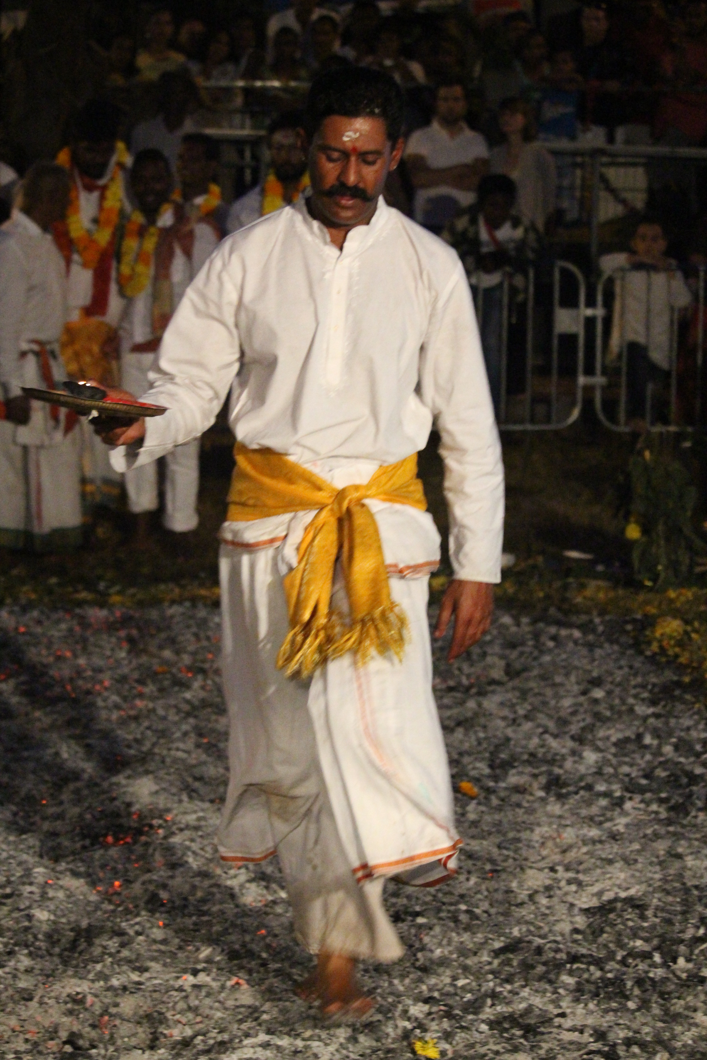MARCHE SUR LE FEU 2016 AU TEMPLE OM SHAKTI À TROIS-MARES, LE TAMPON MARCHE SUR LE FEU 2016 AU TEMPLE OM SHAKTI À TROIS-MARES, LE TAMPON
