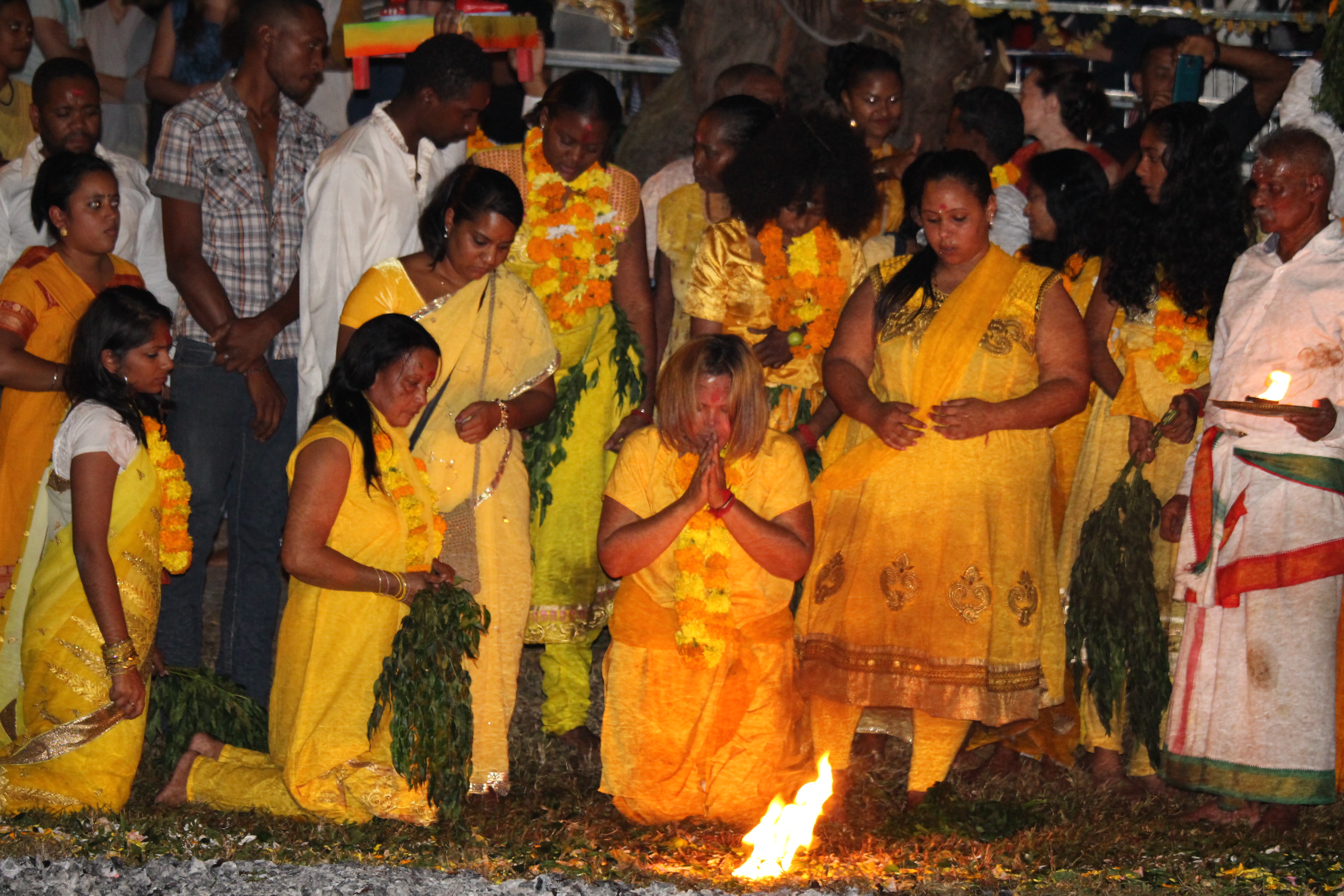 MARCHE SUR LE FEU 2016 AU TEMPLE OM SHAKTI À TROIS-MARES, LE TAMPON MARCHE SUR LE FEU 2016 AU TEMPLE OM SHAKTI À TROIS-MARES, LE TAMPON