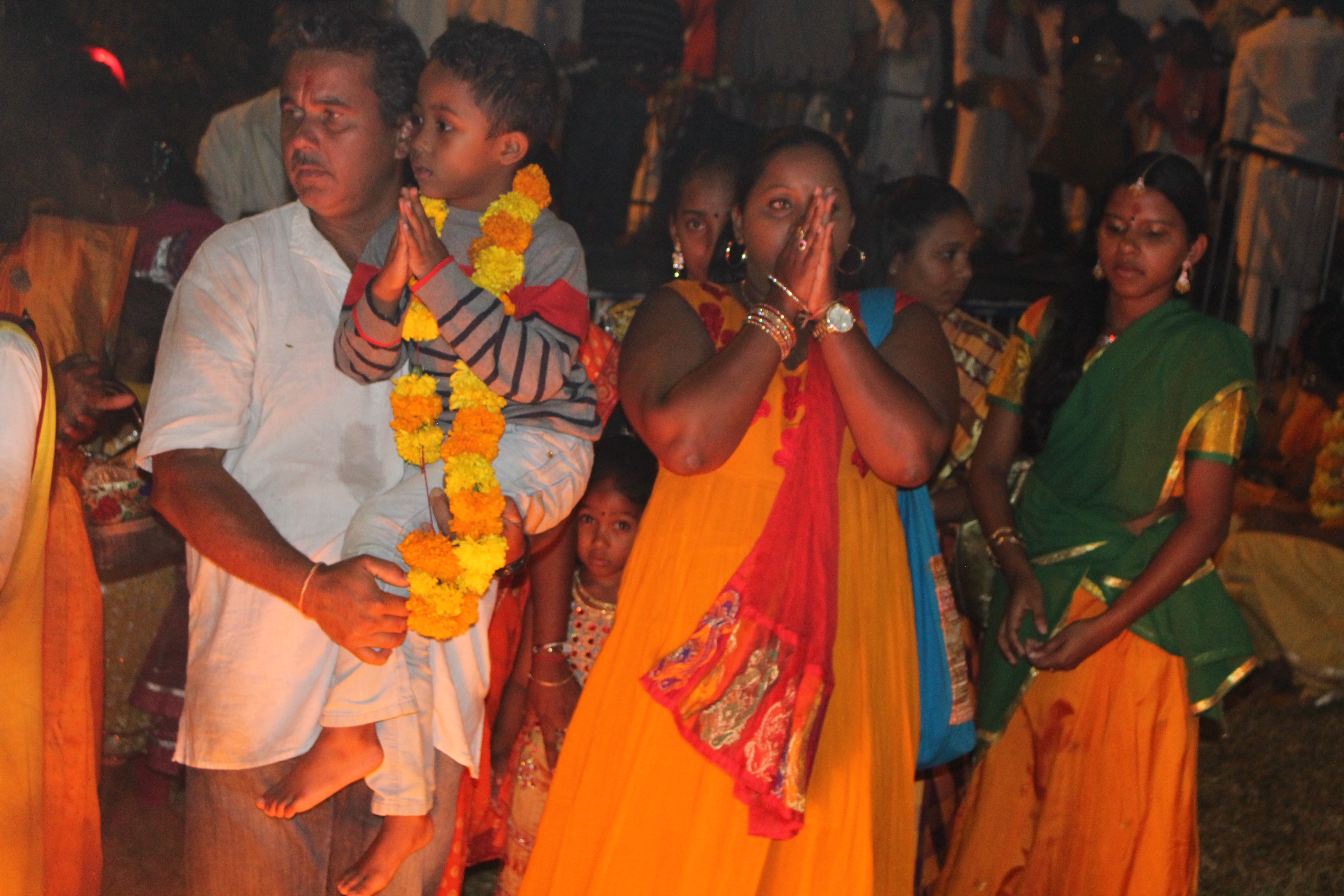 MARCHE SUR LE FEU 2016 AU TEMPLE OM SHAKTI À TROIS-MARES, LE TAMPON MARCHE SUR LE FEU 2016 AU TEMPLE OM SHAKTI À TROIS-MARES, LE TAMPON