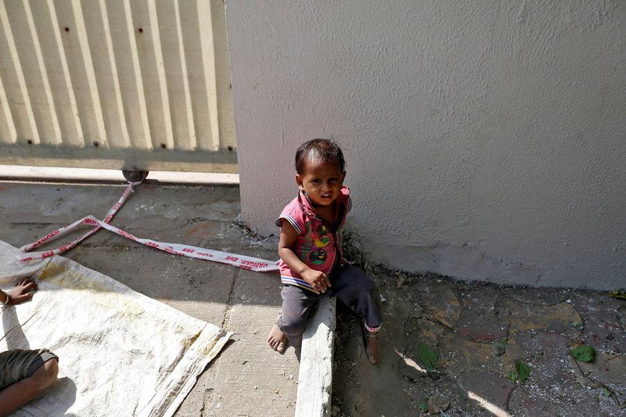 INDE : PENDANT QUE SES PARENTS TRAVAILENT, SHIVANI EST ATTACHÉE À UNE PIERRE INDE : PENDANT QUE SES PARENTS TRAVAILENT, SHIVANI EST ATTACHÉE À UNE PIERRE