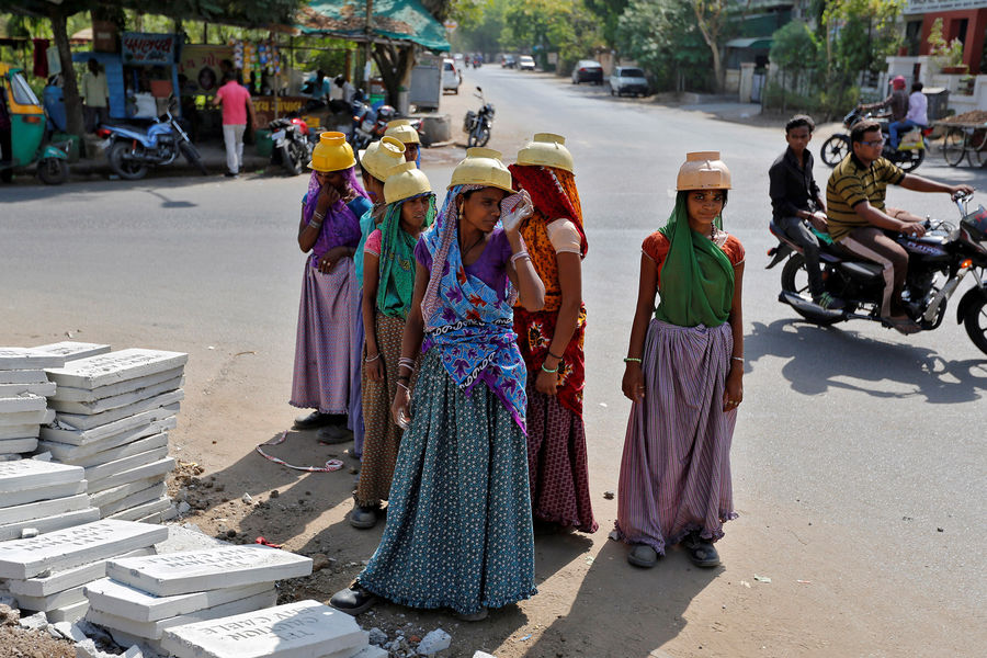 INDE : PENDANT QUE SES PARENTS TRAVAILENT, SHIVANI EST ATTACHÉE À UNE PIERRE INDE : PENDANT QUE SES PARENTS TRAVAILENT, SHIVANI EST ATTACHÉE À UNE PIERRE