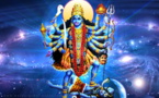  POURQUOI LA DÉESSE KÂLI EST-ELLE SUR LE SEIGNEUR SHIVA AVEC SA LANGUE QUI SORT ?