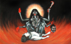POURQUOI KÂLI SE TIENT-ELLE SUR LE SEIGNEUR SHIVA AVEC LA LANGUE QUI SORT ?