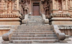 TOUCHER LES MARCHES D'UN TEMPLE AVANT D'ENTRER ?