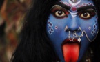 Qui est Kâlî, outre la mère destructrice et créatrice du cosmos ? Qui est Kâlî, outre la mère destructrice et créatrice du cosmos ?
