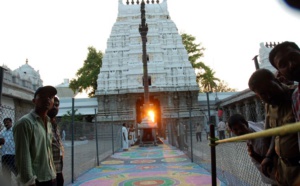 LES RAYONS DU SOLEIL TOMBENT SUR LE MURTI ADORÉ AU TEMPLE SRI VEDA NARAYANASWAMI