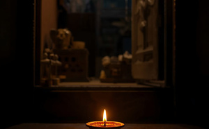 LA LAMPE AU SEUIL : UNE LUMIÈRE POUR SOI ET POUR LE MONDE