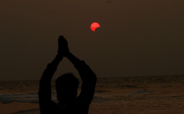 LE DÉMON HINDOU DE L'ECLIPSE : FAUT-IL REGARDER OU PAS ? 