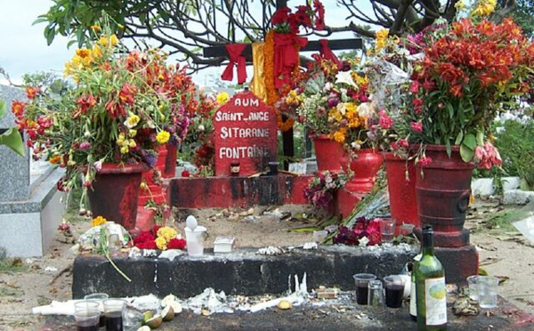 Une soixantaine de photos retrouvées sur la tombe de Sitarane