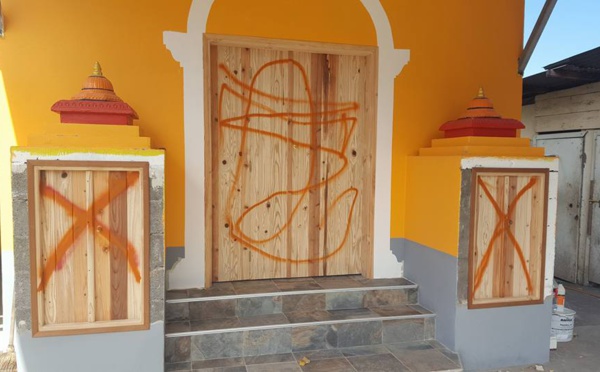 LE TEMPLE DE PITON SAINT-LEU DÉGRADÉ AVANT SON INAUGURATION 