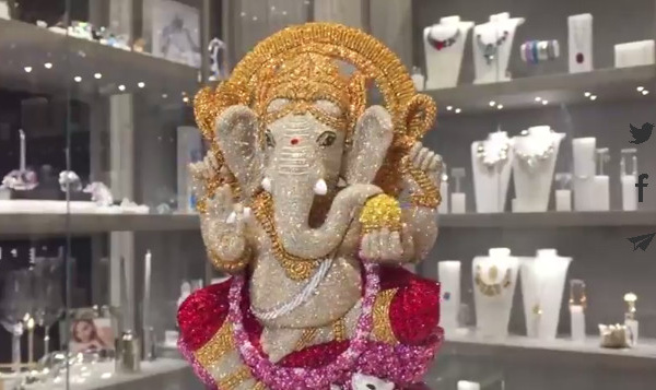 GANESH SWAROVSKI : ORNÉ DE 45 000 CRISTAUX