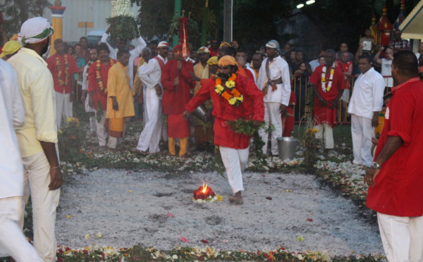MARCHE SUR LE FEU AU TEMPLE GILLOT 2017