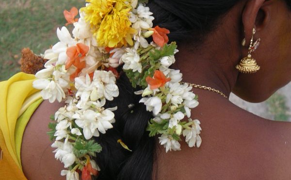 SIGNIFICATION DE PORTER DES FLEURS DANS LES CHEVEUX 