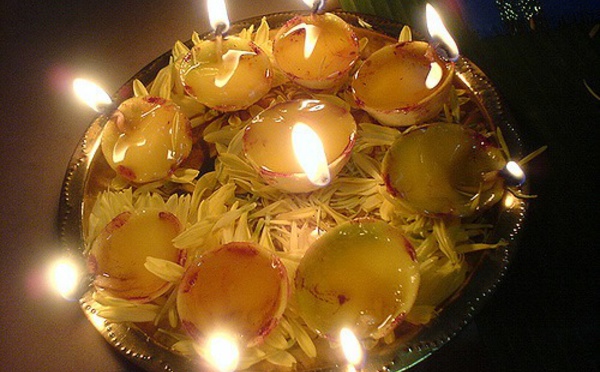 ​Éclairage de la lampe au citron à la déesse Durga avec le mantra à réciter