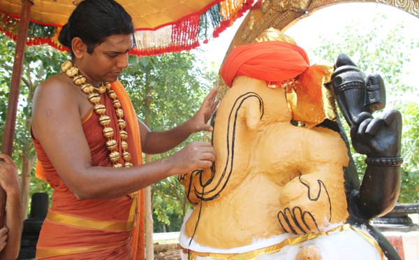 POURQUOI LA PÂTE DE SANDAL EST-IL DONNÉ DANS LES TEMPLES ?