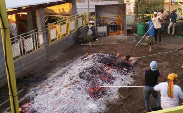 MARCHE SUR LE FEU CHEZ MR EDMOND À TAMATAVE SAINT-GILLES LES HAUTS 