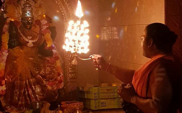 NAVARATRI : DURGA POOJA 1ER OUTCHAVAL AU TEMPLE ARUMIGOU SHRI VEERAKARLI DE ST-LEU