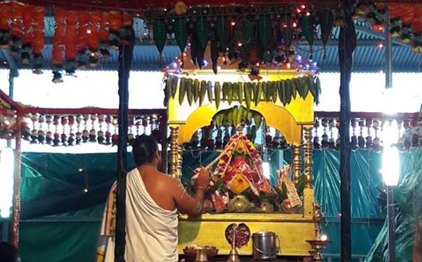 NAVARATRI : 1ER OUTCHAVAL AU TEMPLE SOUPRAMANIEN DE ST-BENOÎT 