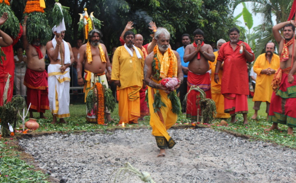 MARCHE SUR LE FEU AU TEMPLE FAMILIAL AMOUNY À ST-PIERRE 2018