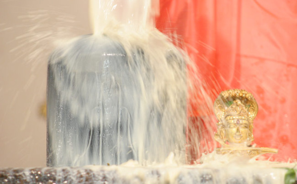 LES AVANTAGES DES DIVERS ABHISHEKAM POUR SHIVA LINGAM