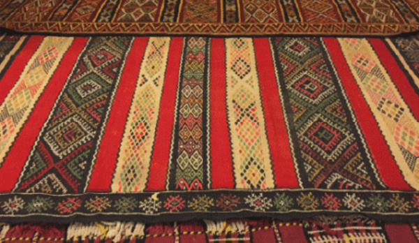 PLACE DES TAPIS DANS LA PUJA OU CULTE